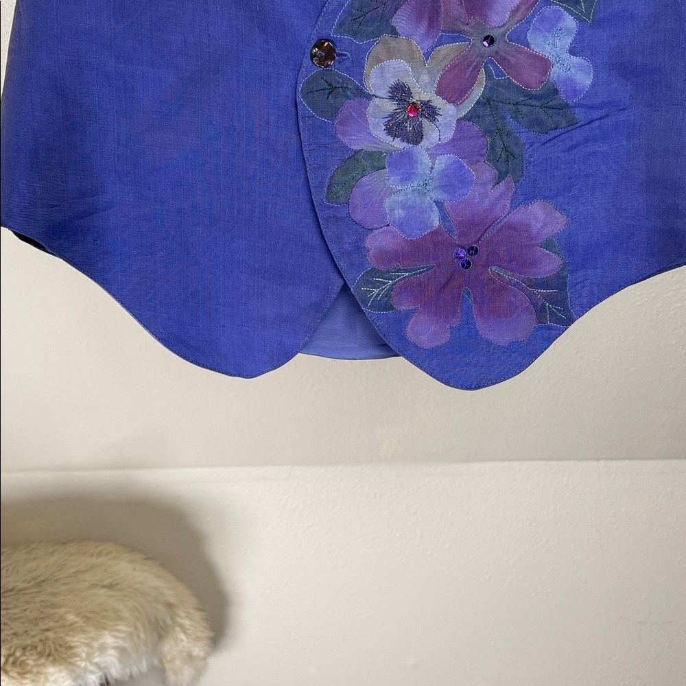 VEST WITH FLORAL APPLIQUÉ. Handmade, Blue & Purple. See dimensions for sizing - Picture 4 of 5